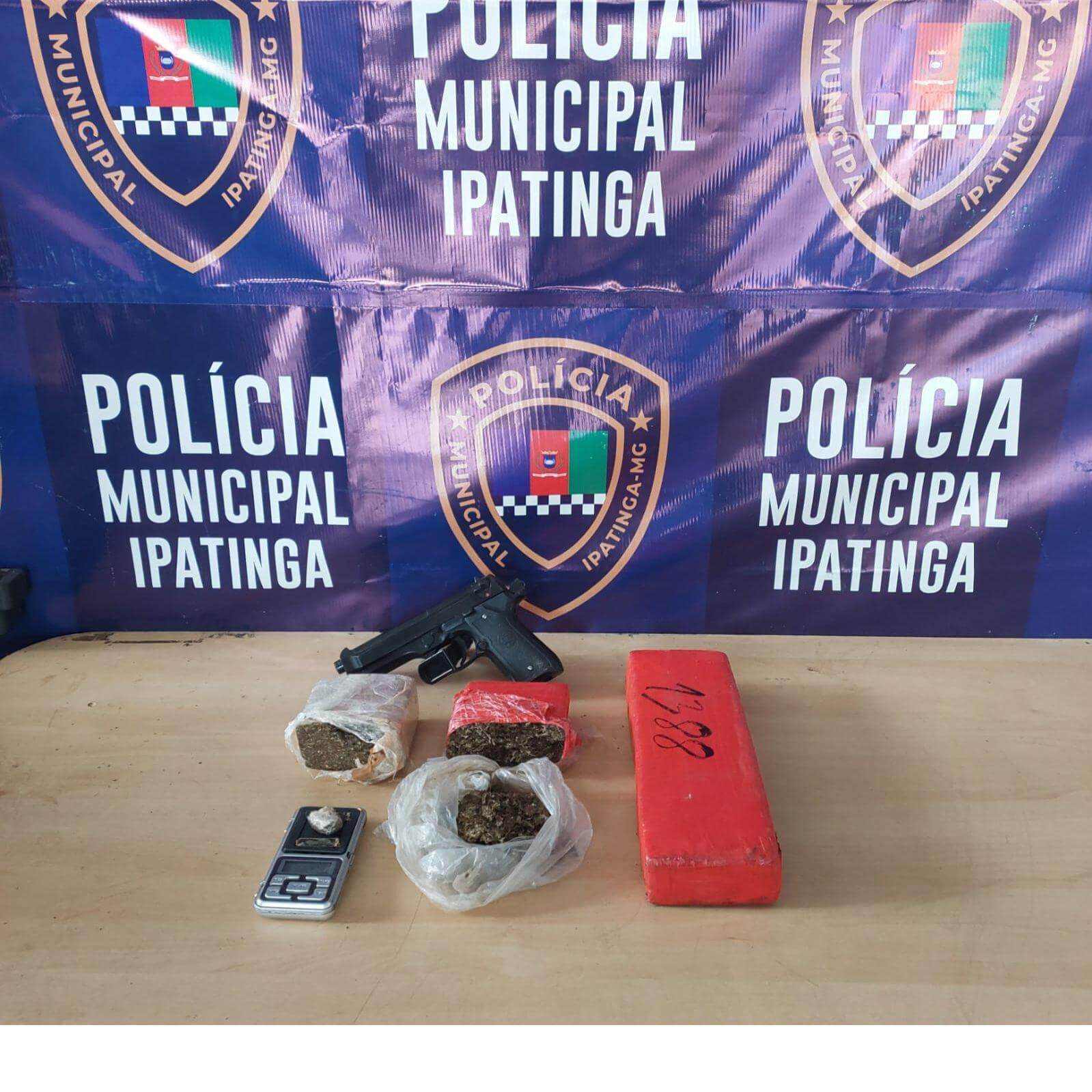 Polícia Municipal de Ipatinga apreende maconha e réplica de arma após fuga soaquinoticias